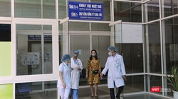Bệnh nhân mắc COVID-19 thứ 35 ở Đà Nẵng tại buổi xuất viện