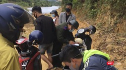 Lực lượng chức năng xã Hòa Bắc (huyện Hòa Vang, Đà Nẵng), lập biên bản, xử lý các đối tượng trốn chốt kiểm dịch COVID-19 vô rừng đi phượt