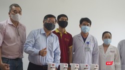 Đại diện trường Đại học Bách khoa Đà Nẵng và Bệnh viện Đà Nẵng tại buổi tiếp nhận máy rửa tay sát khuẩn tự động 
