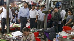 Các hộ tiểu thương buôn bán tại chợ Hàn