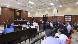 Quang cảnh phiên tòa phúc thẩm vụ án án kinh doanh thương mại về “Tranh chấp hợp đồng đặt cọc môi giới đất nền” giữa nguyên đơn là Công ty CP Bách Đạt An (chủ đầu tư) và bị đơn là Công ty CP Đầu tư Hoàng Nhất Nam (môi giới) diễn ra chiều ngày 8/5 tại Đà N