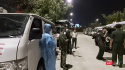 Lực lượng y tế, quân đội và kiểm soát bệnh tật đón đoàn công dân từ Malaysia về nước tại Sân bay quốc tế Đà Nẵng