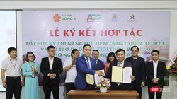 Đại diện Hội Kết nối và hỗ trợ người lao động hồi hương (ACSL) và Đại học Đông Á tại lễ ký kết hợp tác