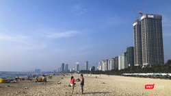 Một góc bãi biển du lịch Đà Nẵng sau lệnh giãn cách phòng, chống dịch COVID-19 được tháo dỡ