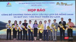 Ông Đặng Việt Dũng (thứ 5 từ trái sang)- nguyên Phó Chủ tịch Thường trực UBND TP Đà Nẵng làm Chủ tịch Danh dự của Quỹ Xúc tiến phát triển du lịc TP Đà Nẵng