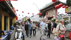 Khách du lịch tham quan tại Hội An (Quảng Nam)