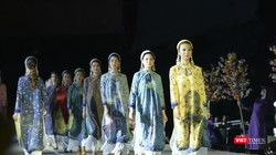 Một bộ sưu tập áo dài trong đêm trình diễn