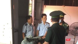 Lực lượng chức năng tiến hành kiểm tra lô thảo dược nhập lậu tại cảng Tiên Sa (Đà Nẵng)