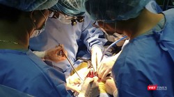 Ê kíp bác sĩ Bệnh viện Đà Nẵng đang thực hiện ca ghép thận cho bệnh nhân
