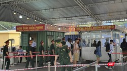 Bộ đội biên phòng đang làm thủ tục nhập cảnh, xuống bờ cho thuyền viên nước ngoài