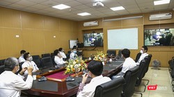 Các chuyên gia y tế sử dụng công nghệ hội chẩn trực tuyến để chỉ đạo phẫu thuật trực tuyến bệnh nhân. Ảnh minh họa.