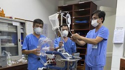 Ê kíp bác sỹ của Bệnh viện Chợ Rẫy cùng thiết bị y tế ra Đà Nẵng cùng Bệnh viện Đà Nẵng điều trị cho bệnh nhân mắc COVID-19 thứ 416  (ảnh Bệnh viện Chợ Rẫy)