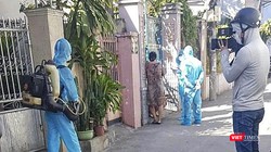 Lực lượng y tế Đà Nẵng tiến hành phun khử trùng các khu vực bệnh nhân mắc COVID-19 lui tới