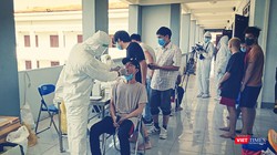 Ngành y tế Quảng Nam lấy mẫu xét nghiệm COVID-19 đối với người cách ly tập trung