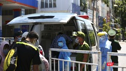 Lực lượng y tế làm việc tại khu vực cách ly, phong tỏa vì dịch COVID-19