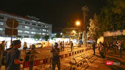 Hệ thống rào chắn phong tỏa các tuyến đường dẫn vào 3 bệnh viện đã được lắp dựng trong đêm.