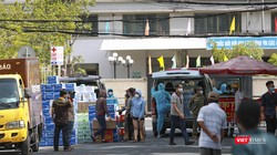 Người dân Đà Nẵng tập kết hàng hóa, nhu yếu phẩm gửi vào cho các bác sĩ đang căng mình chống dịch tại Bệnh viện C (Bộ Y tế), Bệnh viện Đà Nẵng, Bệnh viện Chỉnh hình và Phục hồi chức năng Đà Nẵng.