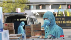 Lực lượng y tế căng mình chống dịch COVID-19