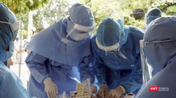 Lực lượng y tế Đà Nẵng lấy mẫu xét nghiệm COVID-19 tại cộng đồng.