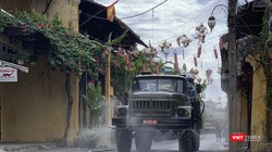 Lực lượng phòng hoá phun thuốc khử khuẩn tại phố cổ Hội An để phòng dịch COVID-19