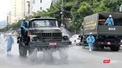 Lực lượng quân đội phun thuốc khử trùng trên các tuyến phố Đà Nẵng để phòng, chống dịch COVID-19.