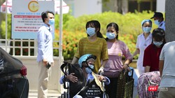 Các bệnh nhân điều trị tại Bệnh viện C Đà Nẵng xuất viện trong sáng ngày 8/8, khi bệnh viện được dỡ bệnh phong tỏa