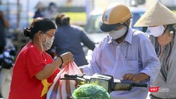 Tiểu thương tại các chợ mặc áo đỏ sao vàng cổ động cho các bác sĩ tuyến đầu chống dịch COVID-19