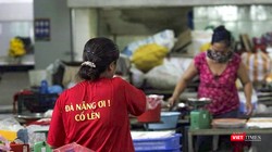 Tiểu thương Đà Nẵng mặc áo cờ đỏ sao vàng cổ động vượt qua dịch COVID-19