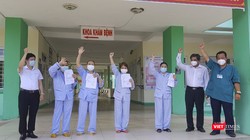 Các bệnh nhân COVID-19 gồm BN 423, BN 424, BN 441 và BN 442 tại buổi xuất viện sáng nay (10/8).