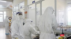 Nhân viên y tế làm việc tại khu vực điều trị bệnh nhân mắc COVID-19