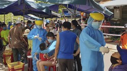 Lực lượng y tế lấy mẫu xét nghiệm COVID-19 đối với tiểu thương và người dân liên quan đến chợ Nại Hiên Đông, quận Sơn Trà, TP Đà Nẵng