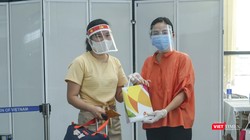 Đại diện Sở Du lịch TP Đà Nẵng tặng quà và tiễn số du khách mắc kẹt do dịch COVID-19 lên máy bay