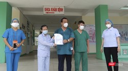 Bệnh nhân mắc COVID-19 thứ 445 điều trị tại Bệnh viện Phổi Đà Nẵng trong buổi xuất viện sáng 12/8.