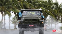 Lực lượng quân đội phun thuốc khử khuẩn trên các tuyến phố ở quận Sơn Trà (Đà Nẵng) để phòng dịch COVID-19