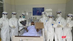 Bệnh nhân COVID-19 thứ 582 và ê kíp bác sĩ điều trị