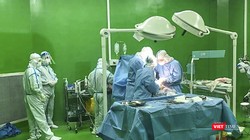 Các bác sĩ thực hiện ca mổ bắt con đối với sản phụ mắc COVID-19 đang điều trị tại Bệnh viện dã chiến Hòa Vang.