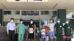 Các bệnh nhân mắc COVID-19 điều trị tại Bệnh viện da chiến Hòa Vang (Đà Nẵng) tại buổi xuất viện