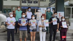 Các bệnh nhân được điều trị khỏi COVID-19 được Bệnh viện dã chiến Hòa Vang (Đà Nẵng)  cho xuất viện vào chiều 18/8