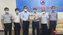 ông Huỳnh Đức Thơ - Chủ tịch UBND TP Đà Nẵng trao quà lưu niệm cho Thứ trưởng Nguyễn Trường Sơn và Bộ phận Thường trực đặc biệt của Bộ Y tế tại Đà Nẵng