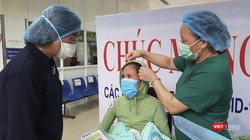 Giám đốc Sở Y tế TP Đà Nẵng chúc mừng bệnh nhân mắc COVID-19 số 569 cùng con tại buổi xuất viện.