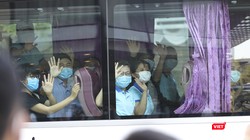 Đoàn bác sỹ của Sở Y tế tỉnh Thừa Thiên Huế và tỉnh Bình Định chào tạm biệt Đà Nẵng sau hơn 20 ngành chung tay với Đà Nẵng chống dịch COVID-19.