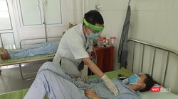 Bệnh nhân bị ngộ độc do ăn phải pate Minh Chay đang điều trị tại Bệnh viện đa khoa Vĩnh Đức (Ảnh bệnh viện cung cấp)