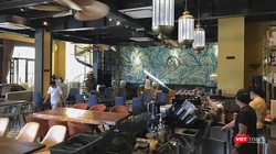 Nhân viên nhà hàng trên địa bàn TP Đà Nẵng chuẩn bị cho việc mở cửa hoạt động trở lại sau thời gian dài đóng cửa phòng dịch COVID-19