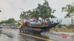 Người dân Đà Nẵng di chuyển tàu thuyền lên bờ tránh bão