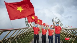 Du khách check-in tại Cầu Vàng trên Khu du lịch Sun World Bà Nà Hills (Đà Nẵng).