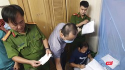 Lực lượng công an đang kiểm tra hiện trường đường dây đánh bạc qua mạng do Huỳnh Ngọc Anh cầm đầu