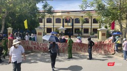 Rất đông người dân là khách hàng mua đất nền liên quan đến 2 doanh nghiệp Bách Đạt An và Hoàng Nhất Nam đã tập trung tại cổng trụ sở TAND thị xã Điện Bàn (tỉnh Quảng Nam) để phản ánh vụ việc và yêu cầu được bảo vệ quyền lợi.