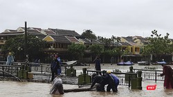 Nước sông Hoài lên nhanh khiến nhiều tuyến đường ven sông ở Hội An bị ngập
