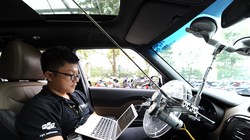 Kỹ sư trẻ Thái Vin đang theo dõi dữ liệu trên máy tính trong khi xe chạy với tốc độ hơn 20km/h ở khuôn viên toà nhà F-Town, quận 9. Ảnh: FPT.