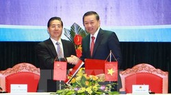 Bộ trưởng Bộ Công an Việt Nam và Bộ Trưởng Bộ Công an Trung Quốc đã ký kết Biên bản ghi nhớ kết quả Hội nghị (Ảnh TTXVN)